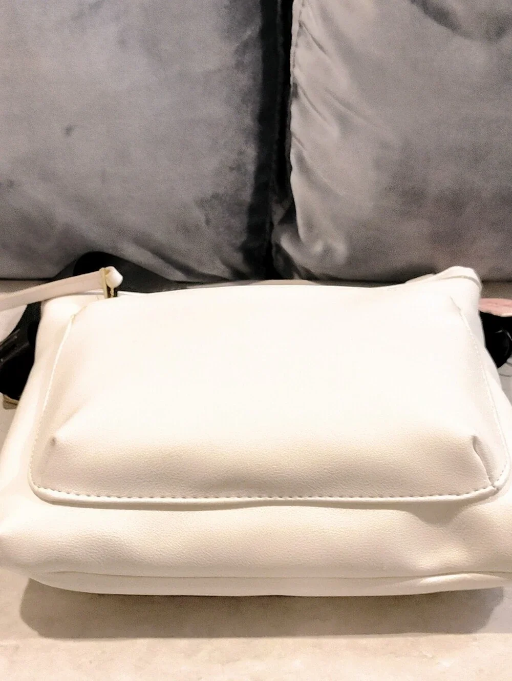 NWT VINTAGE JUICY COUTURE WHITE LEATHER CROSSBODY BAG W/ EMBOSSED BLACK STRAP